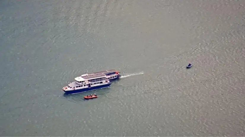 Il catamarano di Navigarda recuperato dalla Guardia costiera