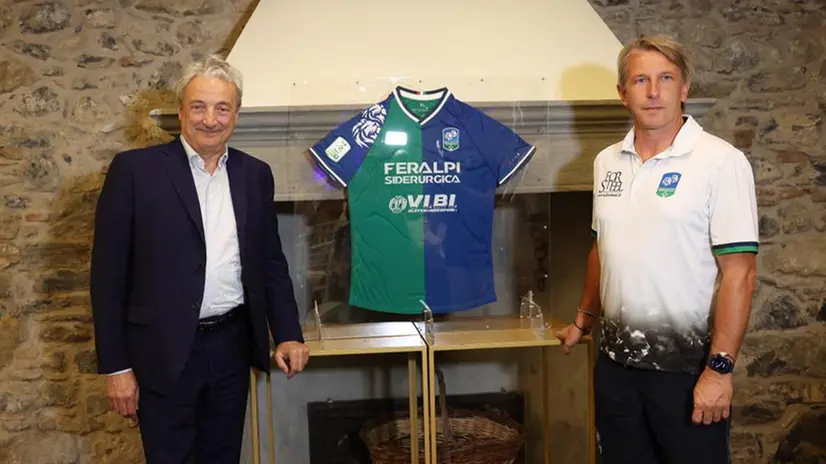 La presentazione della nuova maglia della FeralpiSalò