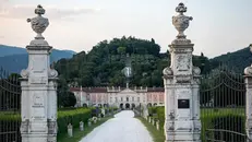 L'enorme striscione sulla gradinata di Villa Fenaroli a Rezzato