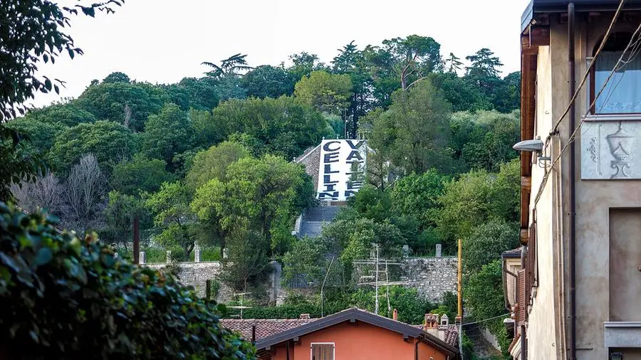 L'enorme striscione sulla gradinata di Villa Fenaroli a Rezzato