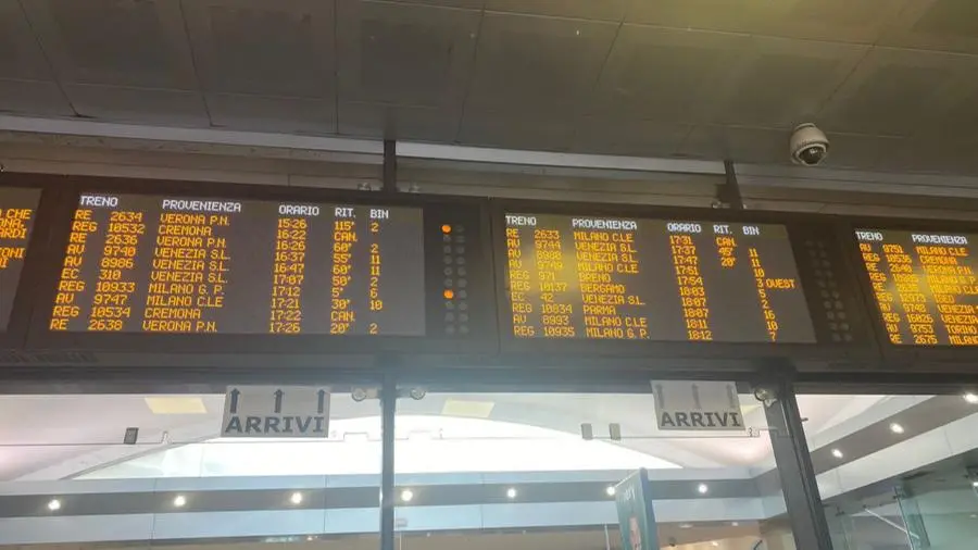Caos in stazione a Brescia: treni in ritardo o cancellati per il maltempo
