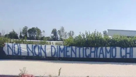 Lo striscione degli ultras a Torbole