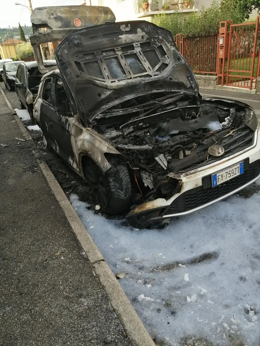 Le auto distrutte dalle fiamme a Salò