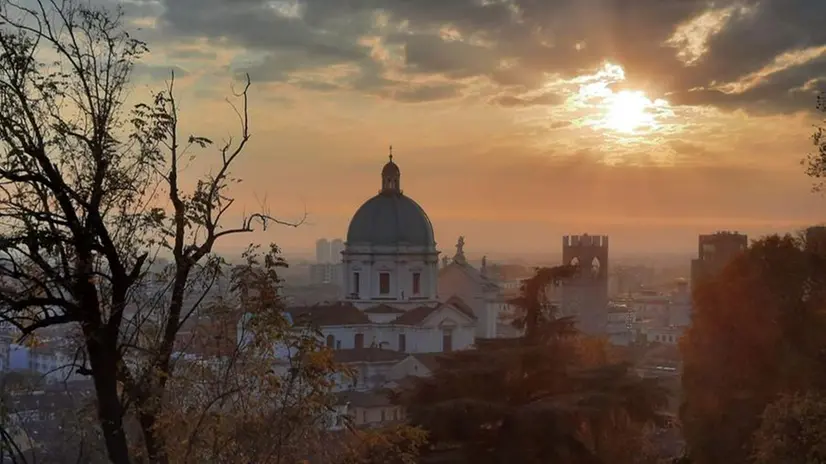 Una veduta di Brescia al tramonto - Foto Ernesto Cittadini © zoom.giornaledibrescia.it