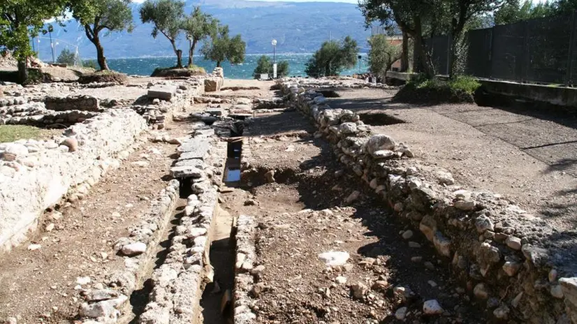 I resti della villa romana sul litorale di Toscolano - © www.giornaledibrescia.it
