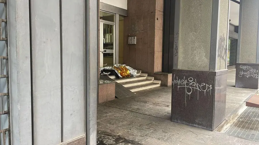 Il corpo di un senzatetto trovato in via Benedetto Croce in città