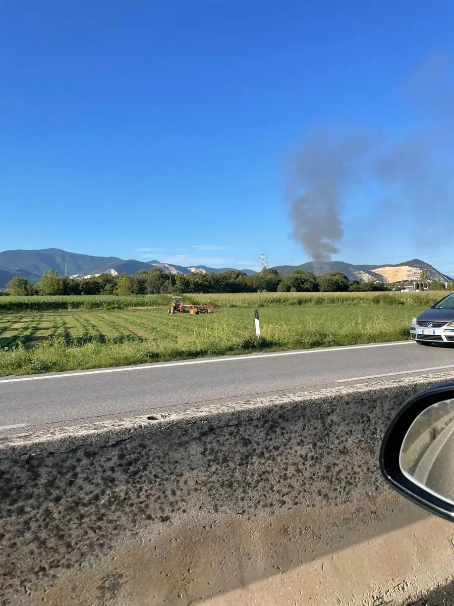 Incendio al Cipiesse di Rezzato, il fumo visibile da chilometri di distanza