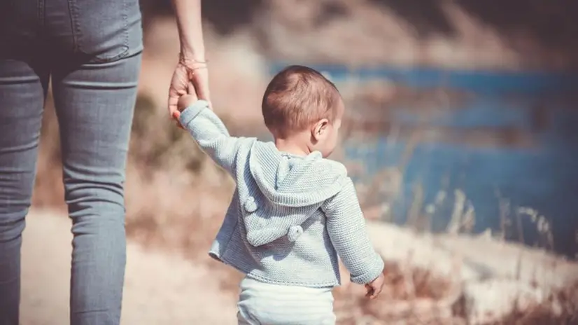 I bambini adottati da coppie italiane sono diminuiti molto negli ultimi 10 anni