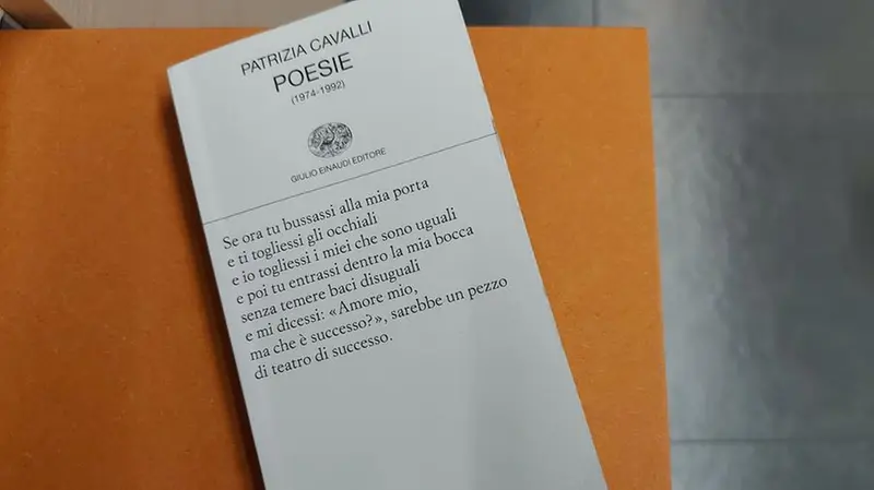 La copertina di Poesie