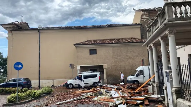 I danni al tetto della chiesa di San Filippo Neri e alla canonica di Ciliverghe