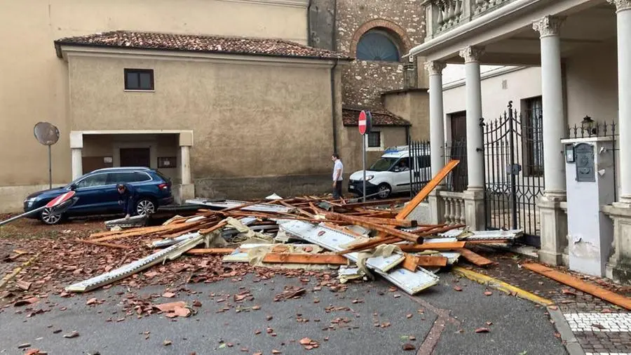 I danni al tetto della chiesa di San Filippo Neri e alla canonica di Ciliverghe