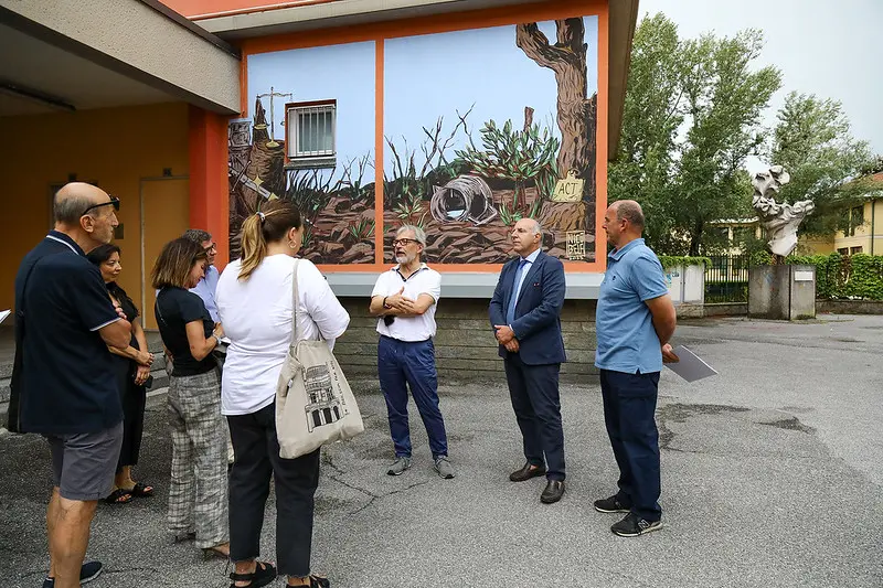 Il murale inaugurato alla scuola Carducci donato dall'associazione Carcere e Territorio