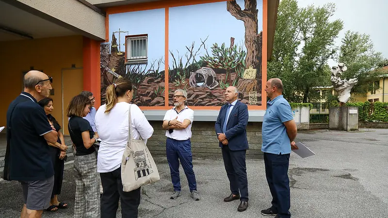 Il murale inaugurato alla scuola Carducci donato dall'associazione Carcere e Territorio