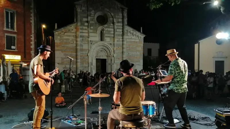 In centro un’esibizione delle passate edizioni