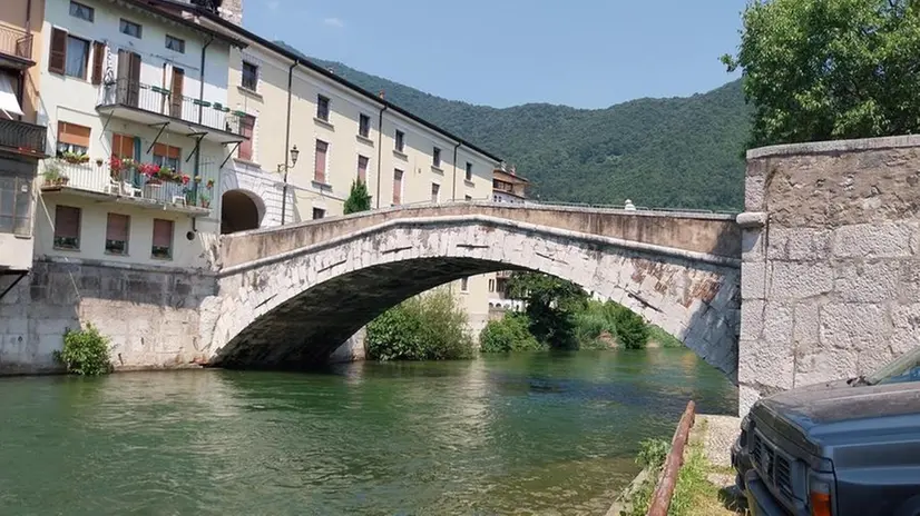 Il ponte a Vobarno sopra il Chiese dove si è rischiata la tragedia lunedì - Foto © www.giornaledibrescia.it