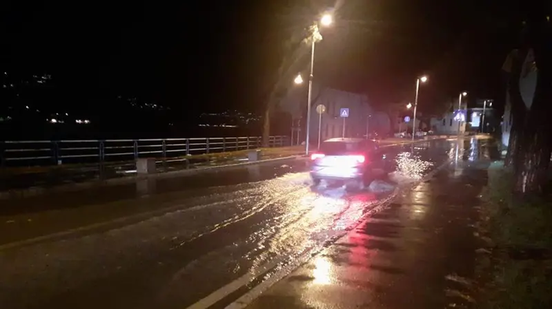 La situazione in serata sulle sponde del lago d'Iseo