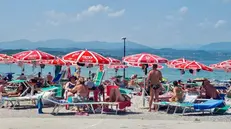 La spiaggia gremita di Rivoltella, sul lago di Garda - Foto © www.giornaledibrescia.it