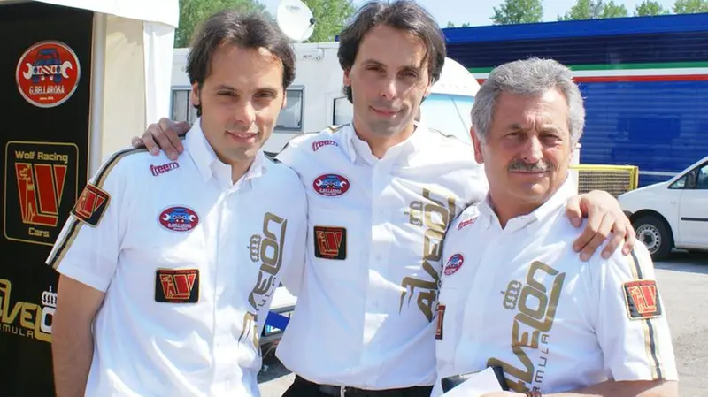 I gemelli Ivan e Maurizio con il padre Giovanni Bellarosa © www.giornaledibrescia.it