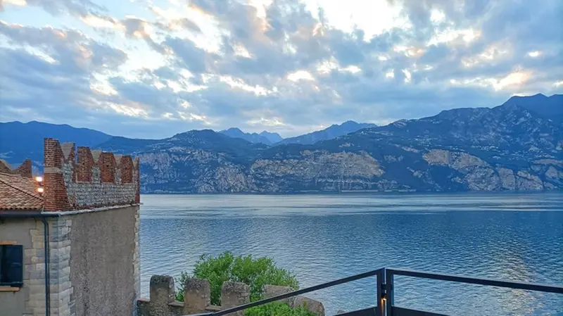 Il Lago di Garda da Malcesine - Foto Ansa © www.giornaledibrescia.it