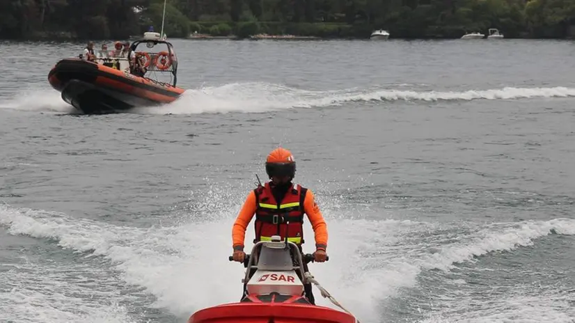 Operatori della Guardia costiera in azione sul Garda