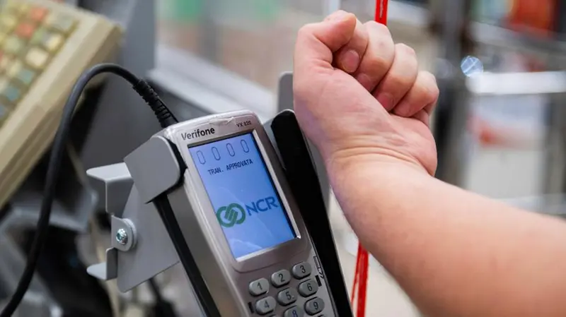 Nelle mani i microchip per pagare la spesa - © www.giornaledibrescia.it