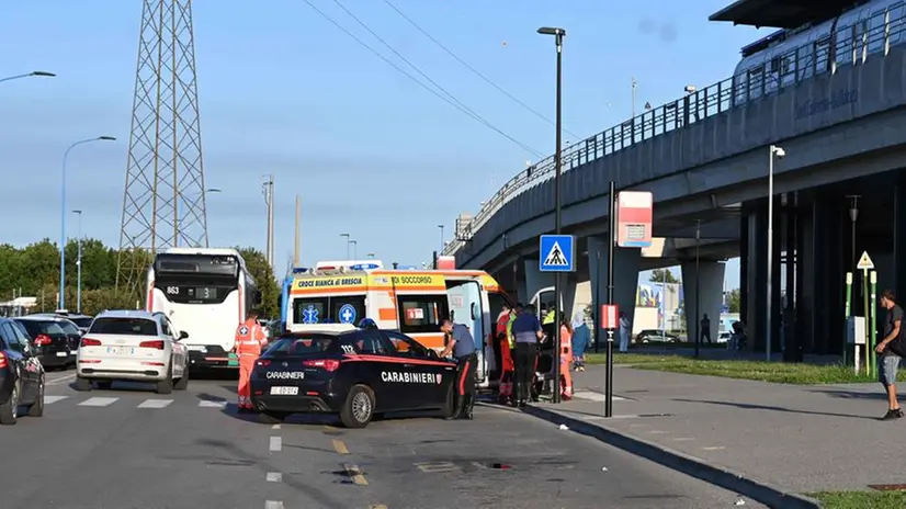 Ambulanze e carabinieri alla fermata del bus su cui è stato spruzzato lo spray al peperoncino - Foto Marco Ortogni/Neg © www.giornaledibrescia.it