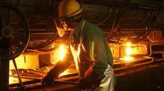 Un operaio al lavoro in acciaieria - Foto New Reporter © www.giornaledibrescia.it