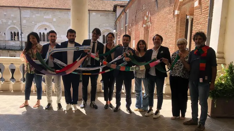 I membri del Consiglio provinciale con le strisce della «50 Miglia» che ha unito Brescia e Bergamo - © www.giornaledibrescia.it