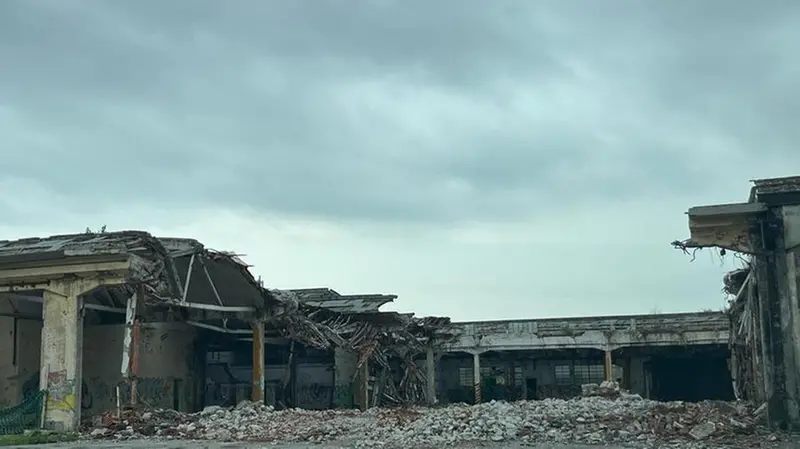 Lo scheletro dei capannoni dell'Ideal Standard - Foto © www.giornaledibrescia.it