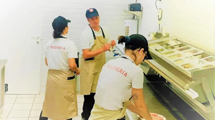 Uno degli utenti del servizio impegnato a La Piadineria - © www.giornaledibrescia.it