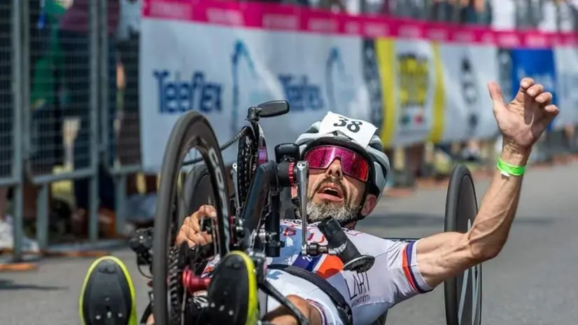 Mauro Scarpari esulta con la sua handbike - Foto © www.giornaledibrescia.it