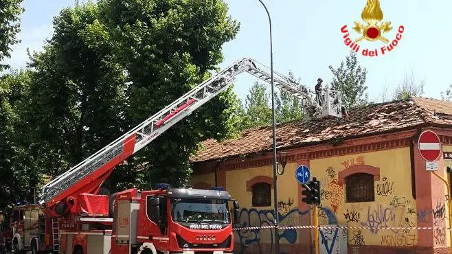 Un'autoscala dei Vigili del Fuoco durante un intervento per il maltempo - © www.giornaledibrescia.it