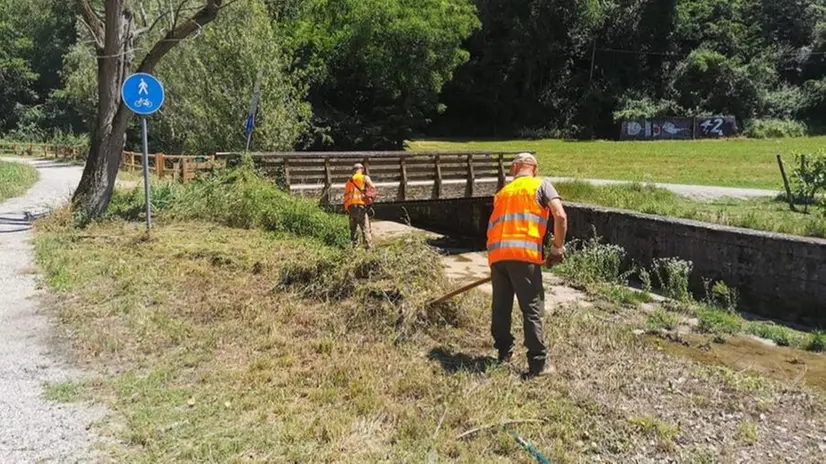 I volontari al lavoro per la tutela degli spazi pubblici - © www.giornaledibrescia.it