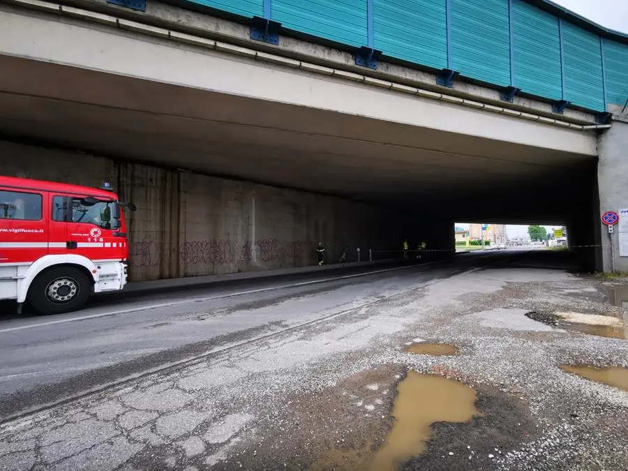 Il viadotto della A4 dal quale si sono staccati calcinacci, caduti poi sulla Padana Superiore a Castegnato - © www.giornaledibrescia.it