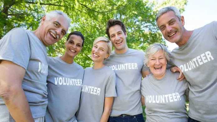 Volontari, giovani e anziani - © www.giornaledibrescia.it