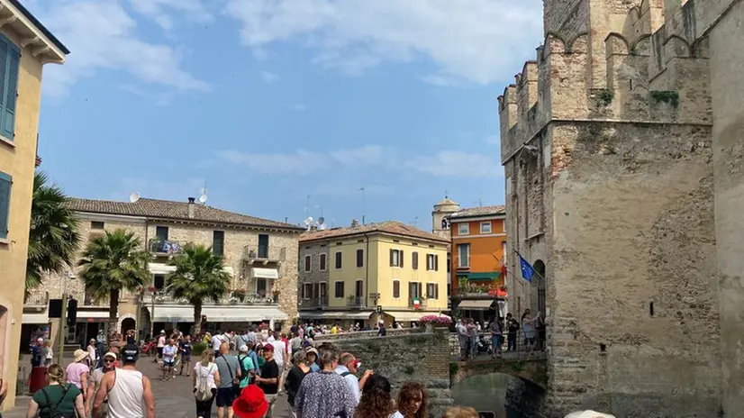 Turisti sul lago di Garda - © www.giornaledibrescia.it