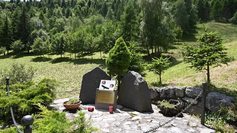 Il cippo in località Plaurec dove arriverà la camminata in ricordo dei due bambini - Foto Gabriele Strada /Neg © www.giornaledibrescia.it