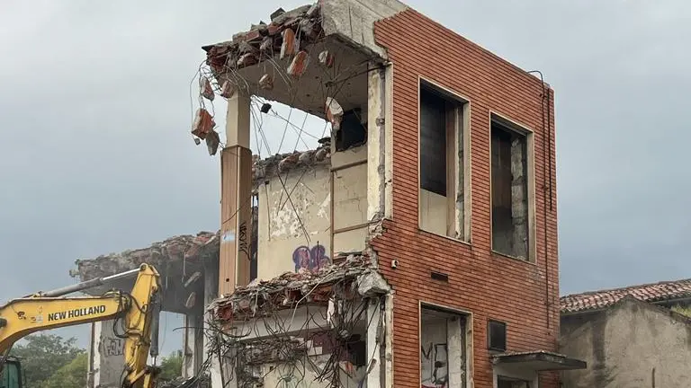 La palazzina dell'Ideal Standard aggredita dalle ruspe - Foto © www.giornaledibrescia.it