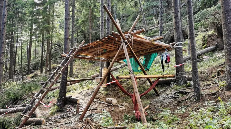 La palafitta su cui era stata montata la tenda dentro cui dormiva Chiara © www.giornaledibrescia.it