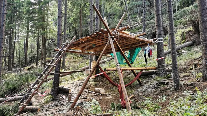 La palafitta su cui era stata montata la tenda dentro cui dormiva Chiara © www.giornaledibrescia.it