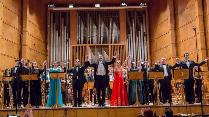 L'inchino con l'orchestra al termine di un'esibizione - Foto © www.giornaledibrescia.it