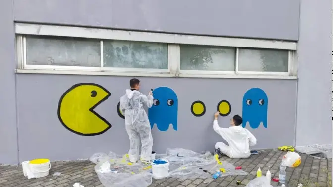 I «Pac-man» mangia-smog sulla parete del «Gigli» di Rovato