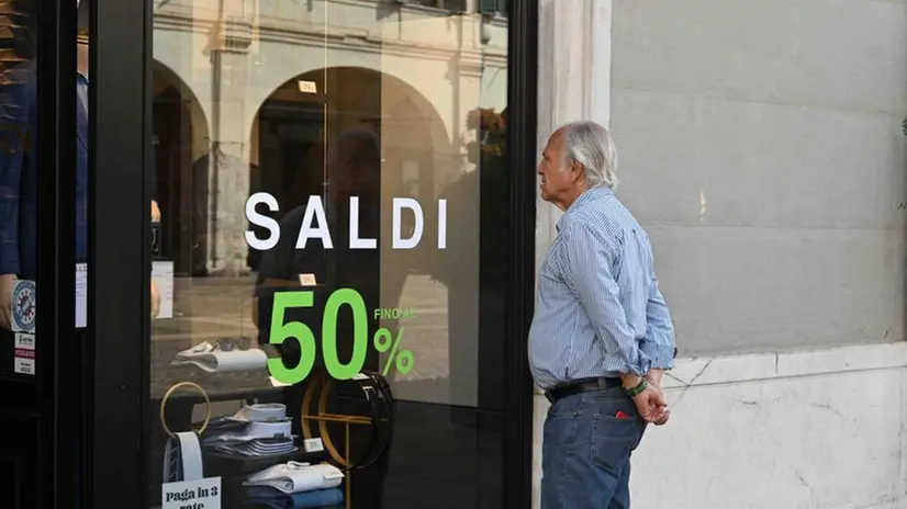 Poca gente in centro per i saldi estivi nel giorno dell'esordio