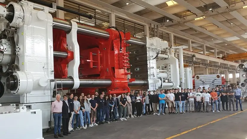 In passato alcuni studenti dell’Università di Brescia hanno posato davanti alla Gigapresse di Idra - © www.giornaledibrescia.it