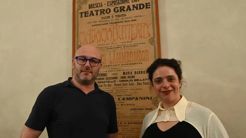 Frizzi e Gaitanou in posa davanti allo storico cartellone - Foto New Reporter Favretto © www.giornaledibrescia.it