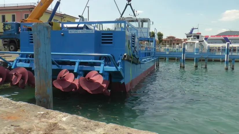 Il nuovo battello spazzino in servizio sul lago d'Iseo © www.giornaledibrescia.it