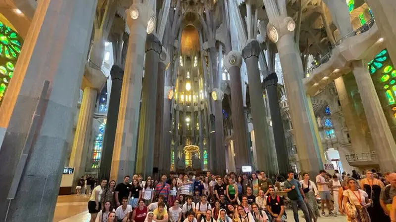 I pellegrini bresciani nella Sagrada Familia a Barcellona - © www.giornaledibrescia.it