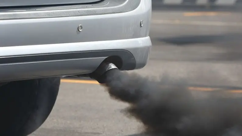 All'inquinamento atmosferico contribuiscono gli scarichi delle auto