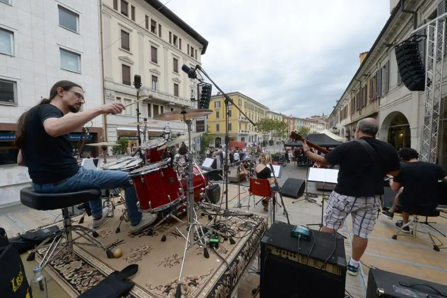 Un palco in corso Zanardelli per la Festa della Musica 2019 - Foto Marco Ortogni Neg © www.giornaledibrescia.it