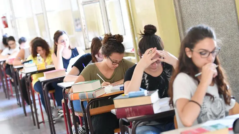 Studentesse durante l'esame di maturità - © www.giornaledibrescia.it